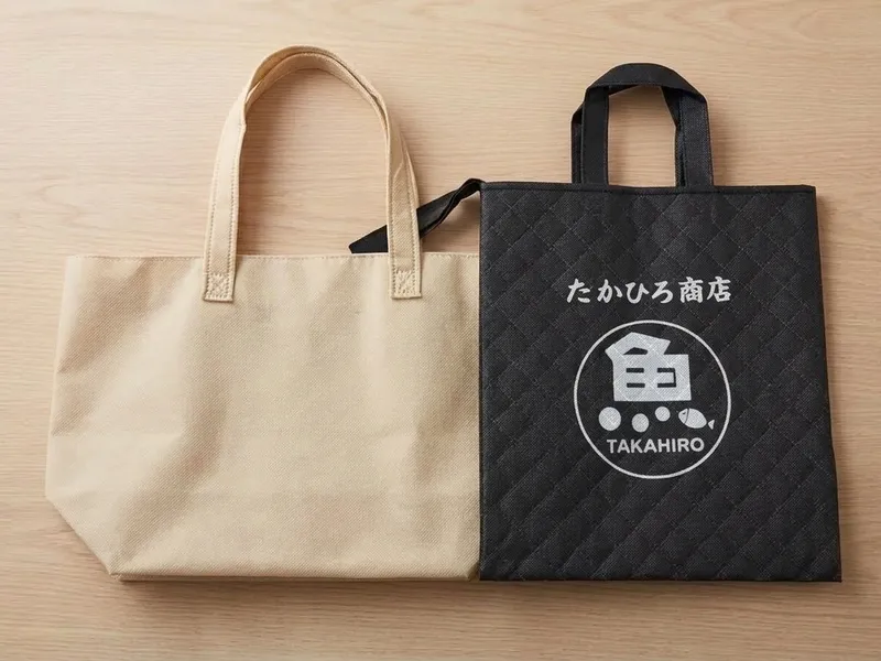 別注で製作した保冷トートバッグ2種（生成りと、たかひろ商店のロゴ入り紺）