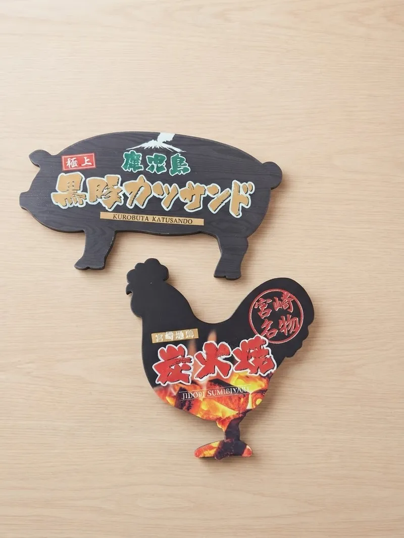 豚と鶏の形に型抜きされた2枚の販促ボード（黒豚カツサンド・地鶏炭火焼）